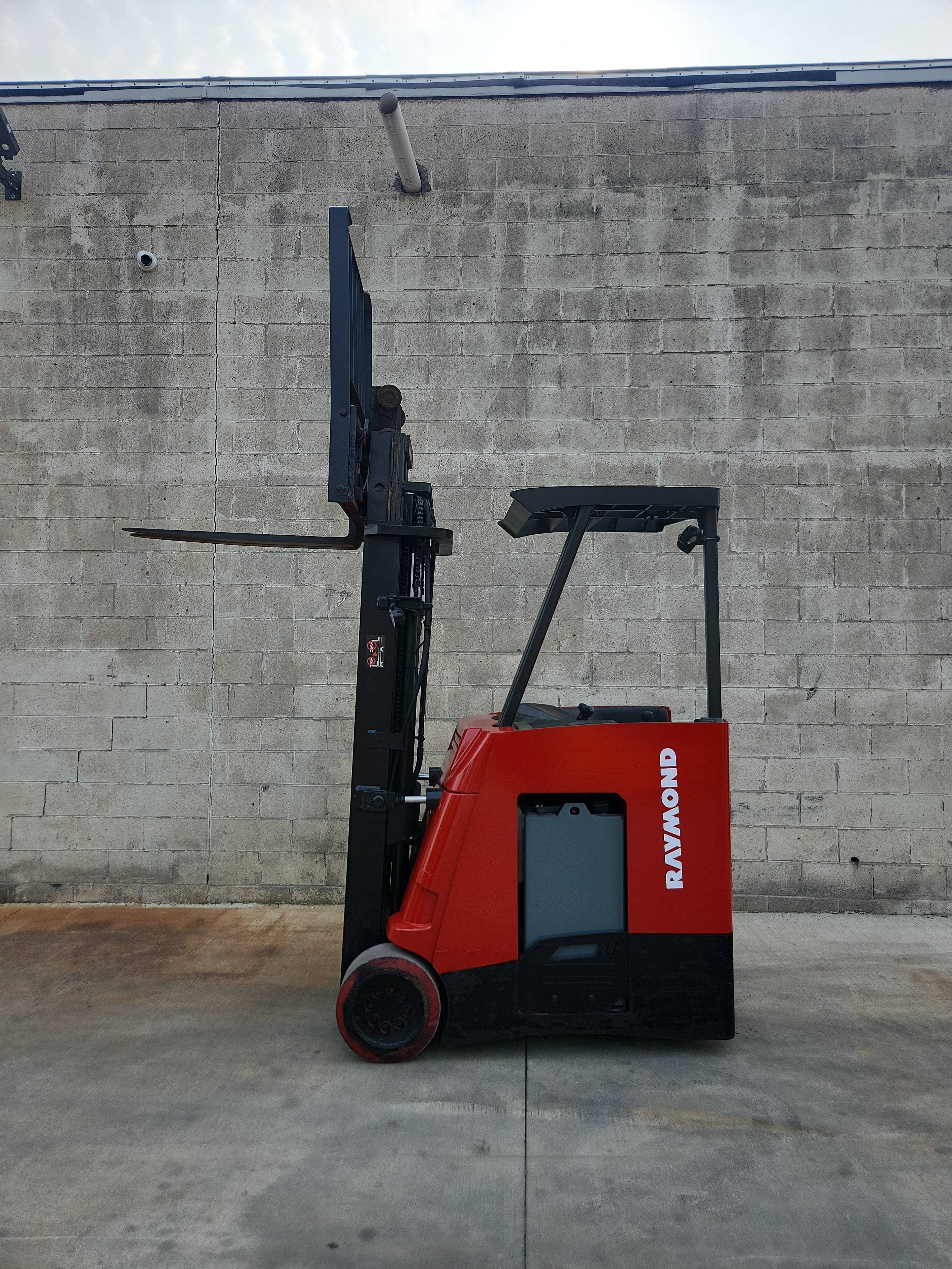 2021 Raymond Model: 415-C305TT 3,500LB Stand Up Counterbalance Electric Forklift.