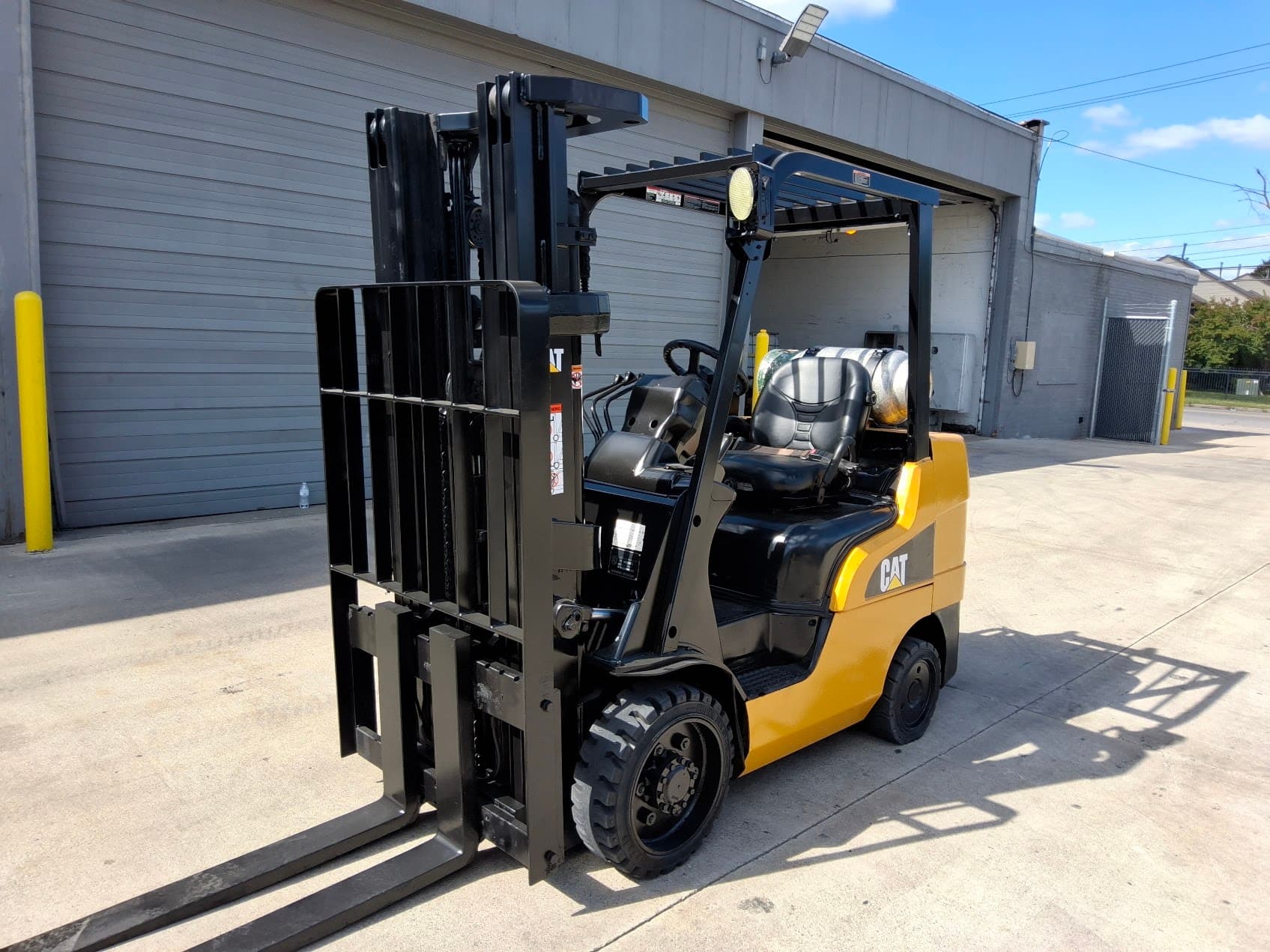 CAT 2C6000 6,000lb Capacity LP Powered Cushion Tire Forklift