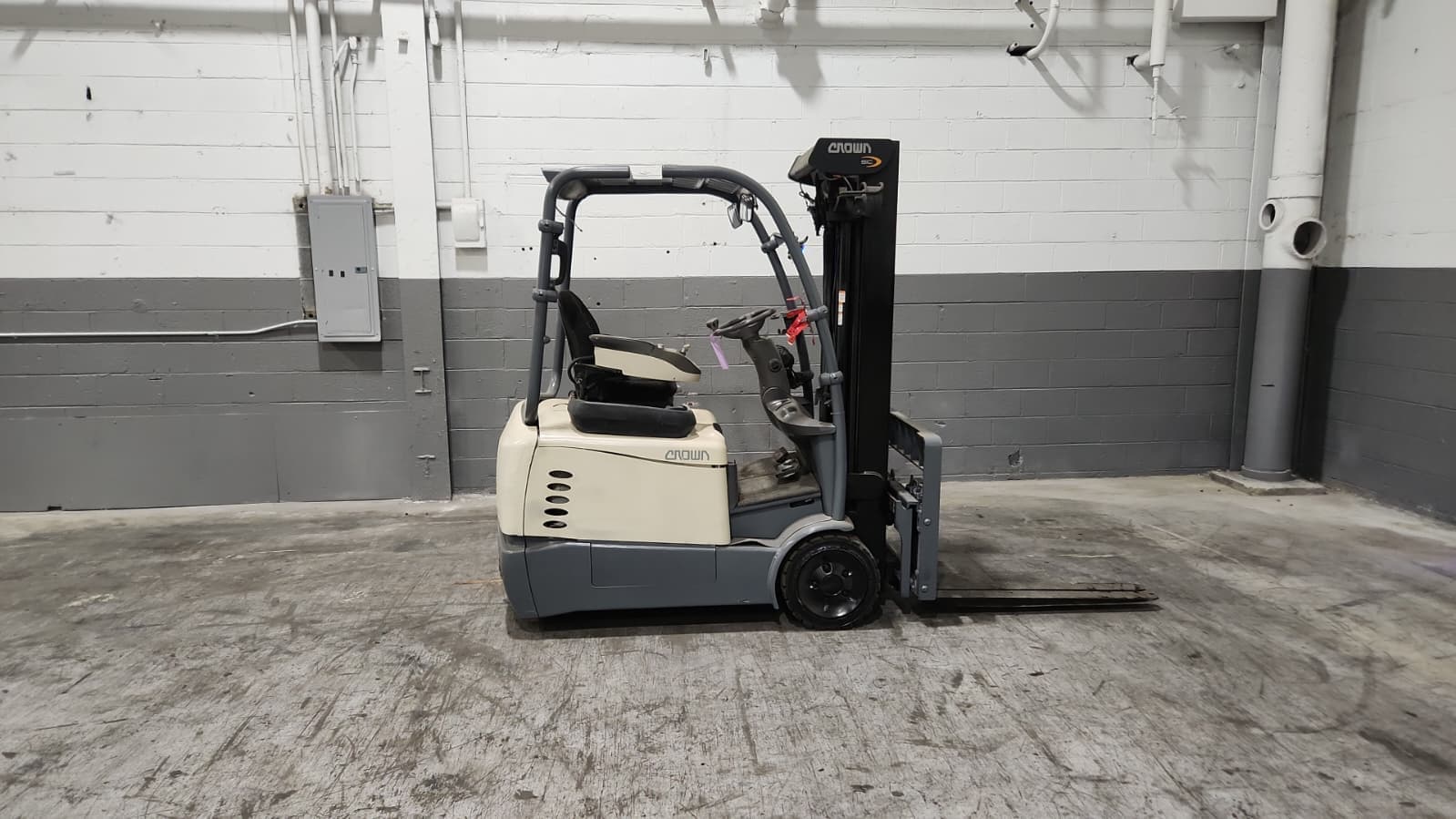 Crown Model Number: SC5225-35, Forklift.