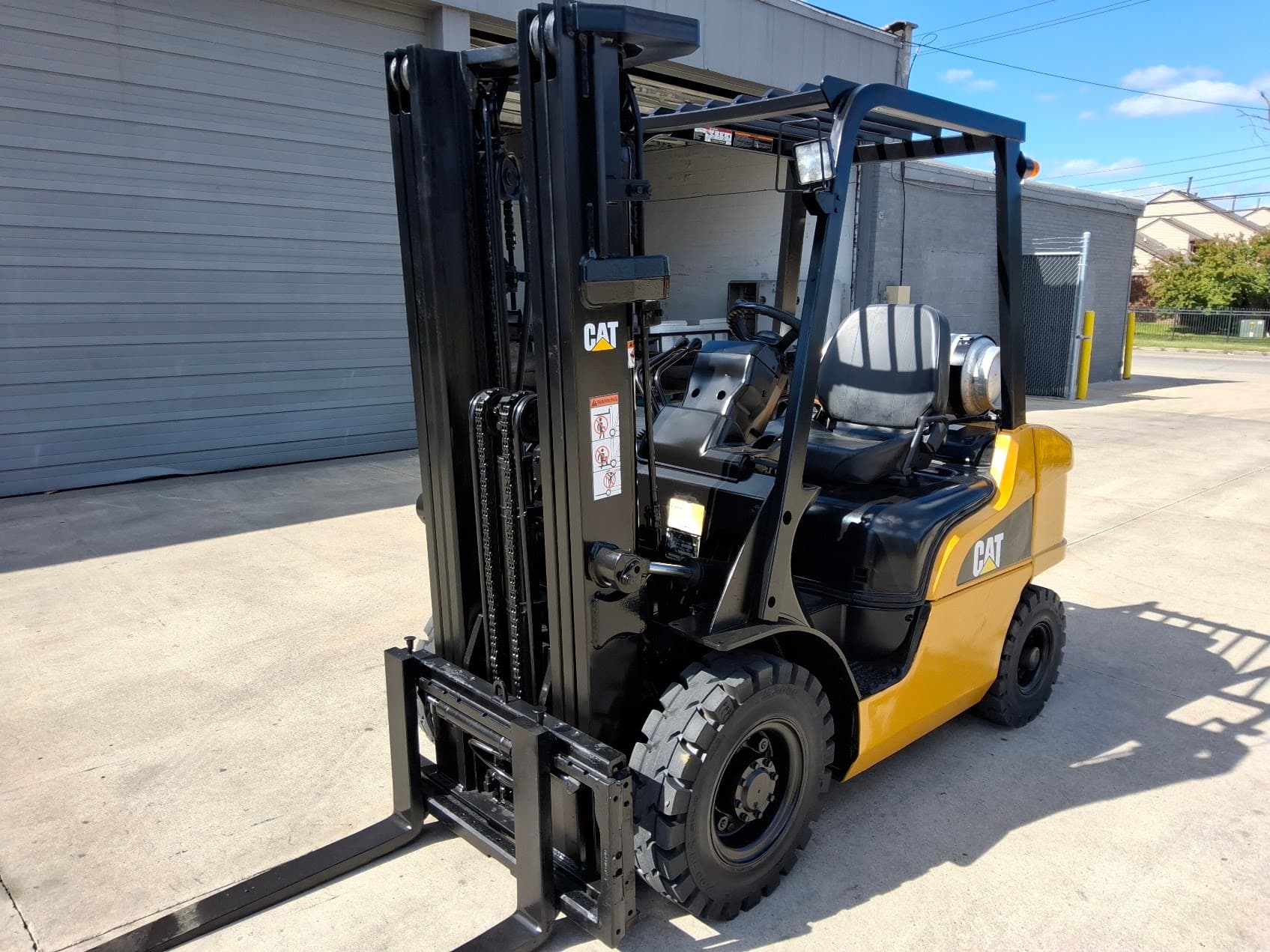 CAT GP25N 5,000lb Capacity LP Powered Solid Pneumatic Tire Forklift