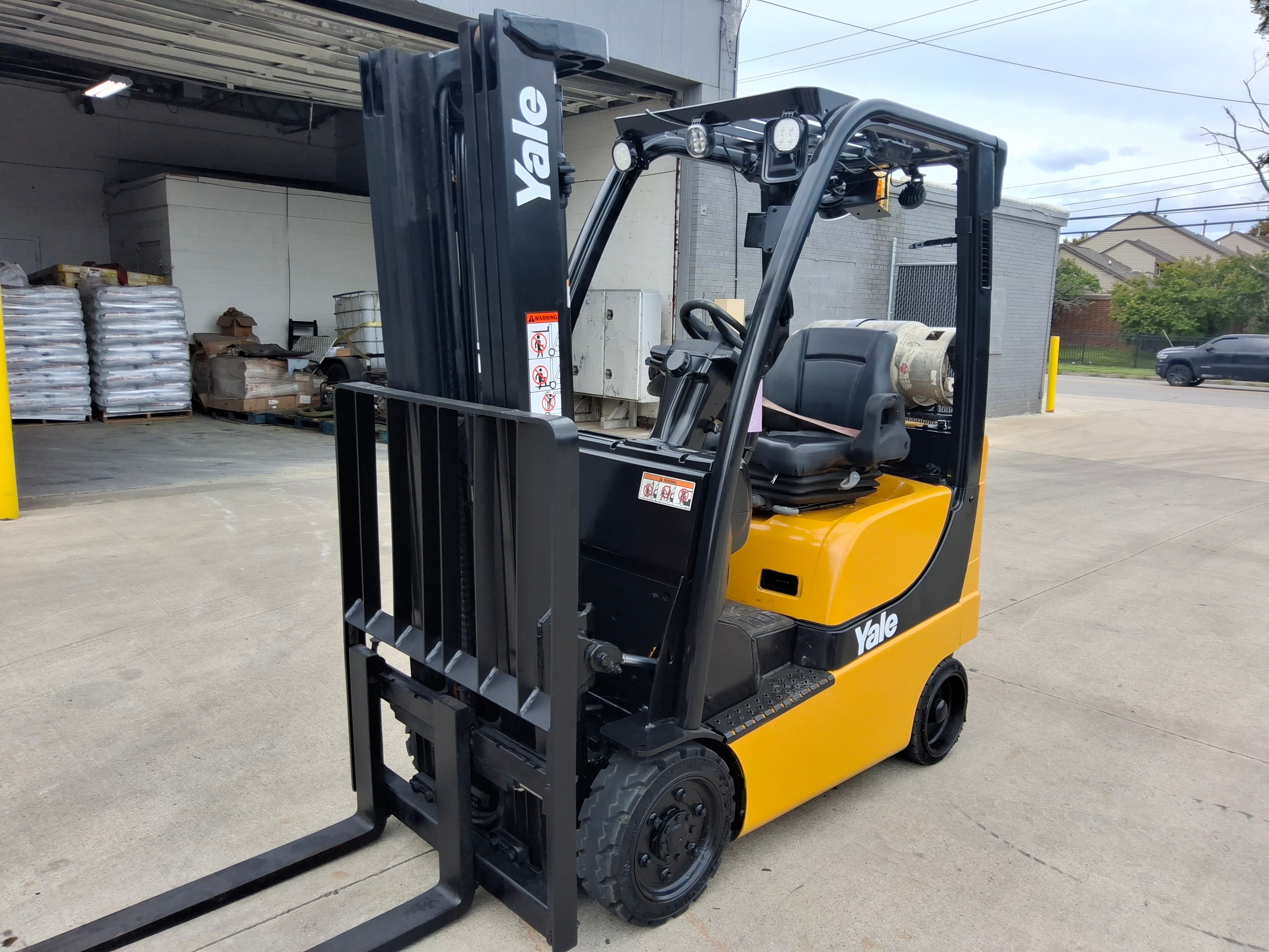 Yale Model: GLC030VXNESE082 3,000lb Capacity Internal Combustion Forklift, Cushion Tires - 6900hrs