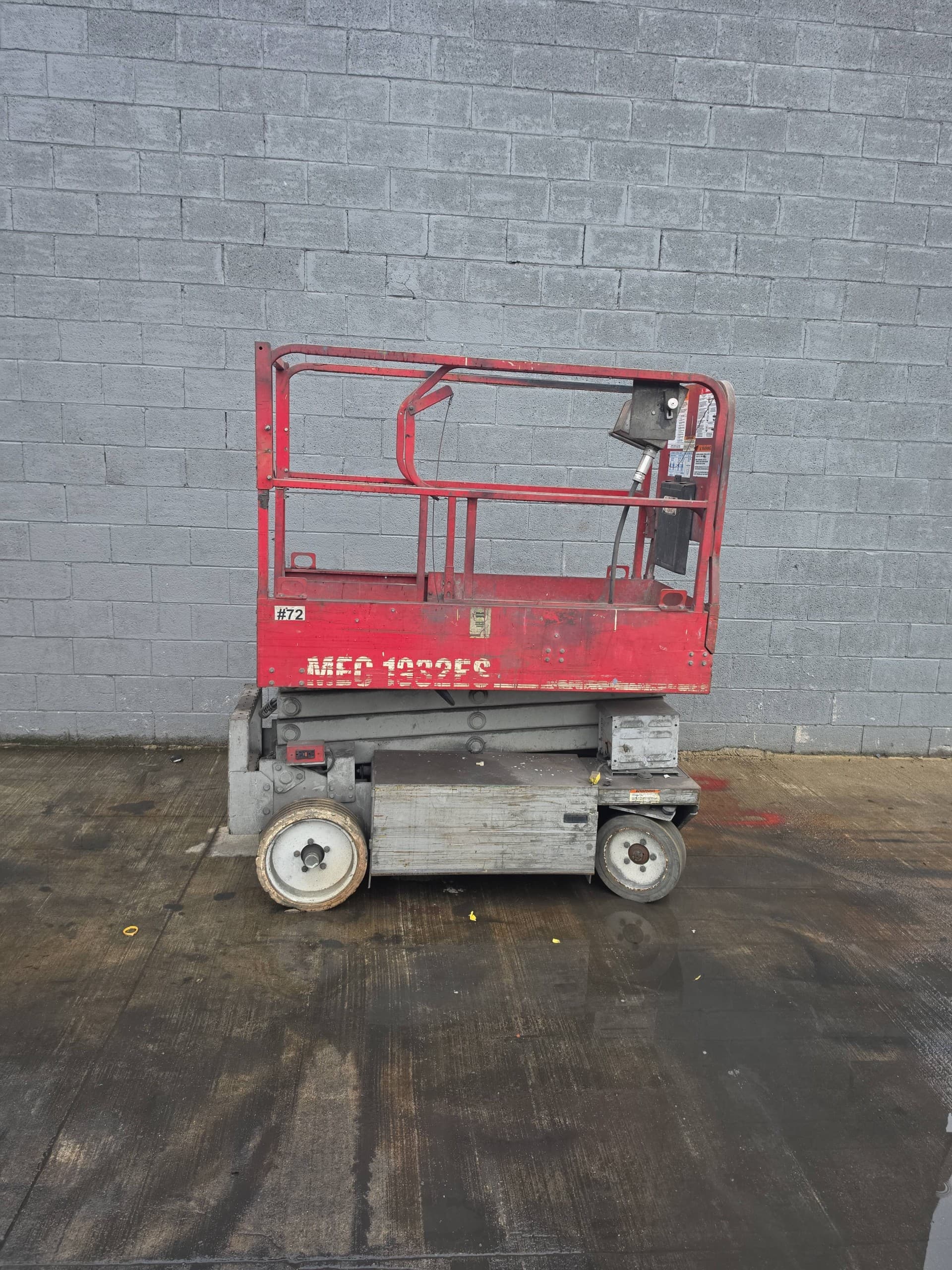 Electric Personnel Platform Lift, 20V DC, 2,000LB Capacity, Batteries Included
