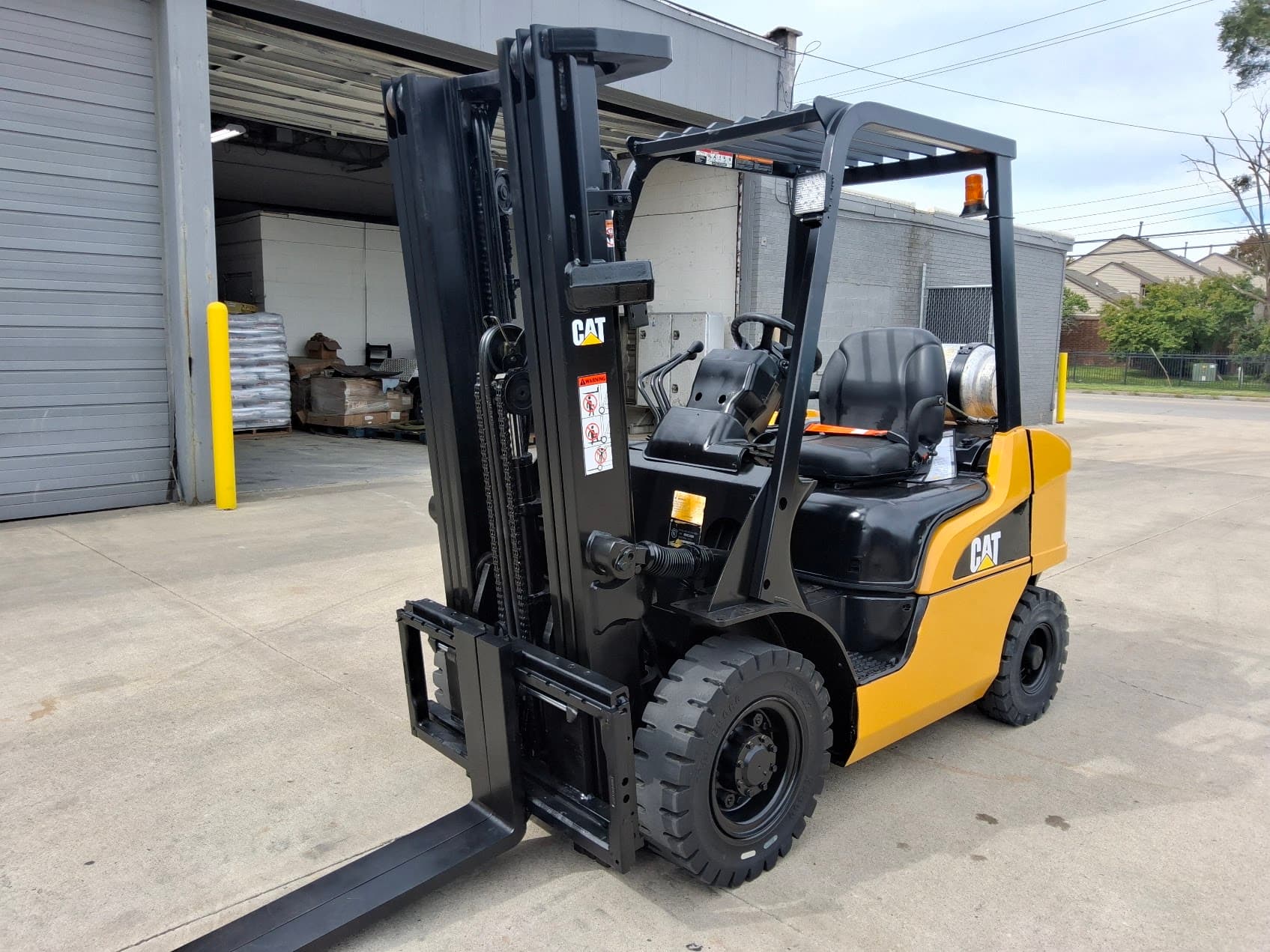 CAT Model: GP25N 5,000lb Capacity Internal Combustion Forklift, Pneumatic Tires