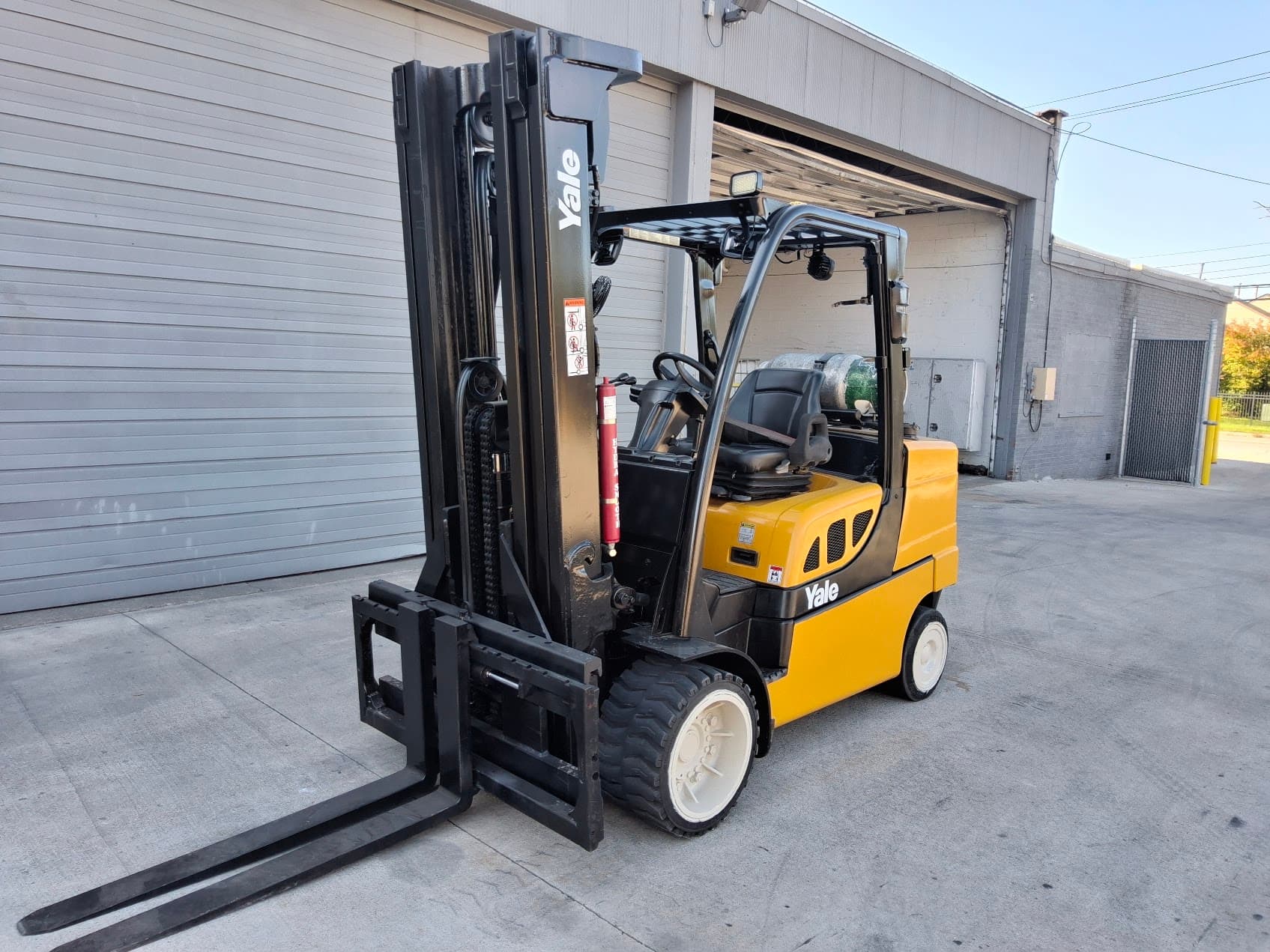 Yale GLC100VXNGSE106 8,000LB Capacity LP Forklift, Cushion Tires, 220.5" Lift Height
